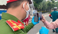 Người dân quét mã QR, đăng ký di biến động, sao lưu vào điện thoại trước khi ra đường