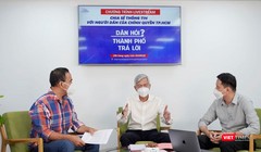 Phó Chủ tịch UBND TP.HCM Võ Văn Hoan giải đáp các thắc mắc của người dân tại chương trình. Ảnh: TTBC