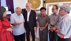 Nhà văn Trầm Hương gặp gỡ nhân chứng lịch sử - Anh hùng LLVT Hồ Đắc Thạnh (người đang nói) - Thuyền trưởng Tàu Không số. Bên cạnh ông là GS.TS nhà văn Trình Quang Phú và các nhà văn đến giao lưu tại buổi khai mạc trại viết. Ảnh: Hoà Bình