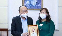 Chủ tịch nước Nguyễn Xuân Phúc thăm tặng quà cho thạc sĩ nhà giáo Triệu Thị Huệ - Nguyên tổ trưởng tổ Văn Trường THPT chuyên Lê Hồng Phong