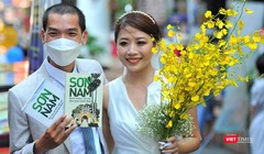 Chú rể Nguyễn Anh Tú và cô dâu Nguyễn Thị Tuyết Mai sung sướng đón nhận những ấn phẩm được gửi tặng. Ảnh: Nguyễn Á