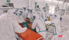 Cấp cứu, chăm sóc bệnh nhân COVID-19 nặng tại Trung tâm hồi sức COVID-19