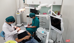 Nhiều ngành học không thể chỉ học trực tuyến, đặc biệt, không thể đào tạo bác sĩ nếu không thực hành trên bệnh nhân. Ảnh: Hoà Bình