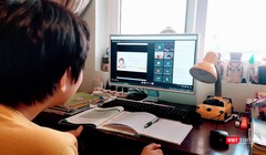 Học sinh vùng dịch TP.HCM học trực tuyến từ đầu năm học 2021-2022. Ảnh: Hoà Bình 