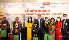 Bà Nguyễn Thị Ánh Hoa (áo dài màu vàng) - Giám đốc Sở Du lịch TP.HCM tại Lễ đón khách đến TP trong ngày 1/1/2021