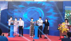 Ông Mai Hùng Dũng – Phó Chủ tịch thường trực UBND tỉnh Bình Dương cùng các lãnh đạo nhấn nút Khai trương sàn Thương mại điện tử tỉnh Bình Dương - Ảnh: Hoà Bình