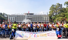 Đoàn lãnh đạo Thành phố và đại biểu tham gia chương trình đạp xe đạp diễu hành qua Dinh Độc Lập 