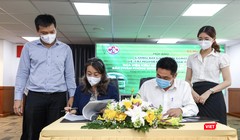 TS. Nguyễn Thị Thanh Hà – Phó Viện trưởng Viện Kiểm nghiệm thuốc TP.HCM (bên trái) và ông Nguyễn Việt Bình (bên phải) tại Lễ ký kết chuyển giao giữa Viện Kiểm nghiệm thuốc TP.HCM và Cty CP Dược phẩm Gia Lai