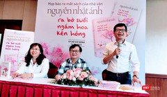 Nhà văn Nguyễn Nhật Ánh và Ban Lãnh đạo NXB Trẻ tại buổi ra mắt sách sáng 14/1 - Ảnh: Hoà Bình