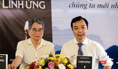 Nhà văn Nguyễn Mạnh Tuấn và ông Nguyễn Văn Phước - Giám đốc Công ty Văn hoá Sáng tạo First News Trí Việt 