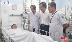 Bác sĩ Trương Hữu Khanh lưu ý, khi có các dấu hiệu chuyển nặng, bệnh nhi cần được tới cơ sở y tế gần nhất, nhiều trường hợp ngoài COVID-19 trẻ còn mắc thêm bệnh khác cần cấp cứu, chẳng hạn như sốt xuất huyết, sốt siêu vi...