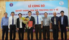 TS.BS Lâm Việt Trung (người ôm hoa) được bổ nhiệm làm Phó Giám đốc Bệnh viện Chợ Rẫy