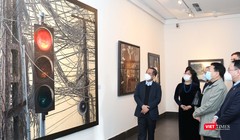 Đại biểu tham quan không gian trưng bày mỹ thuật đương đại