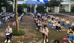 Với lứa tuổi học sinh, được đến trường học trực tiếp là niềm vui. Ảnh: Hoà Bình