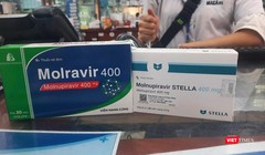 Thuốc kháng virus Molnupiravir được bán tại nhiều hiệu thuốc khu vực TP.HCM và Hà Nội nhưng người dân bắt buộc phải có bác sĩ kê đơn mới được mua 