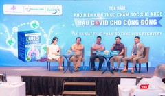 Bác sĩ Trương Hữu Khanh - người thứ hai từ trái qua, bác sĩ Nguyễn Thanh Sang – Giám đốc Trung tâm Phục hồi chức năng vật lý trị liệu và tâm lý trị liệu sau nhiễm COVID-19 (Bệnh viện Lê Văn Thịnh) - người ngồi chính giữa - tại Tọa đàm chăm sóc sức khỏe hậu COVID-19 tại TP.HCM với sự tham gia của nhiều bác sĩ, dược sĩ