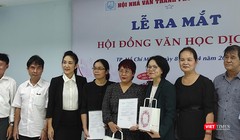 Nhà văn Trịnh Bích Ngân, Chủ tịch Hội Nhà văn TP.HCM, nhà văn Bùi Anh Tấn, Phó chủ tịch Hội - Tổng biên tập Tạp chí Văn nghệ TP.HCM; NSƯT Thanh Thúy, Phó Giám đốc Sở Văn hóa & Thể thao TP.HCM cùng Hội đồng Văn học dịch 