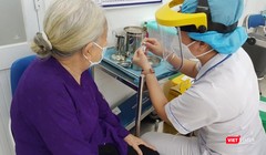 Thực hiện tiêm chủng COVID-19 mũi 4 cho người trên 50 tuổi tại TP.HCM