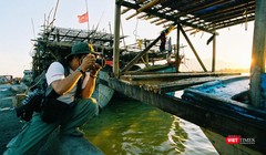 Nhiếp ảnh gia Trần Thế Phong và hành trình ảnh báo chí. Ảnh: NVCC