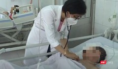 Bác sĩ chăm sóc bệnh nhi mắc tay chân miệng