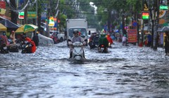 TP.HCM tiến hành nhiều giải pháp nhưng cứ mưa là ngập. Ảnh: Báo Thanh niên