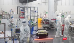 Đồng nghiệp hỗ trợ TP.HCM tại Trung tâm Hồi sức COVID-19 BV Trung ương Huế, khu vực điều trị Bệnh nhân nặng. Ảnh: Hoà Bình