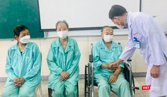 TS BS Trần Anh Bích, Phó khoa Tai Mũi Họng bệnh viện Chợ Rẫy hỏi thăm và chúc mừng các bệnh nhân đã phẩu thuật thành công