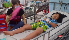 Bệnh nhân mắc sốt xuất huyết phải cấp cứu tại Bệnh viện Nhi Đồng 1 (TP.HCM). Ảnh: Hòa Bình