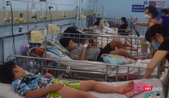 Bệnh nhân mắc sốt xuất huyết nhập viện vào Bệnh viện Nhi Đồng 1 TP.HCM - Ảnh: Hòa Bình