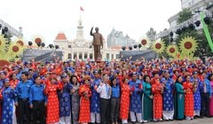 Các cặp đôi nên duyên trong chương trình lễ cưới tập thể tại TP.HCM sẽ có nghi thức dâng hoa Chủ tịch Hồ Chí Minh tại phố đi bộ Nguyễn Huệ