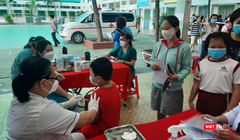 Xe tiêm lưu động của Bệnh viện Quận 11 tiêm vắc xin phòng COVID-19 cho học sinh tại trường Tiểu học Trưng Trắc