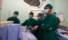 Cứu sống bé trai 13 tuổi bị thanh sắt đâm vào bụng xuyên thấu ngực