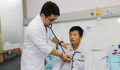 Bác sĩ Bệnh viện quận Thủ Đức (TP Hồ Chí Minh) thăm khám cho bệnh nhân (Ảnh: BVCC)