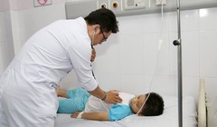 Bác sĩ chăm sóc cho bé trai nuốt nhầm dị vật (Ảnh: BVCC)