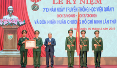 Thủ tướng Nguyễn Xuân Phúc trao Huân chương Hồ Chí Minh cho tập thể lãnh đạo Học viện Quân y (Ảnh: VGP)