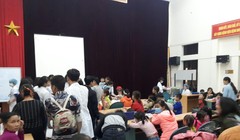 Hàng trăm trẻ được gia đình đưa đến Bệnh viện Bệnh Nhiệt đới Trung ương khám sáng 15/3