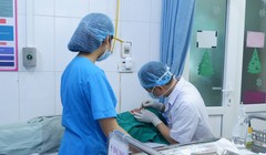 Bác sĩ Bệnh viện E phẫu thuật cứu bệnh nhân gặp biến chứng do cắt mí mắt