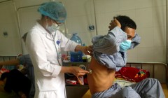 Bệnh nhân lao được bác sĩ khám chữa tại cơ sở y tế