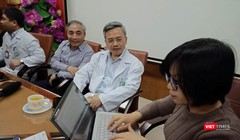 Ban giám đốc Bệnh viện Bạch Mai làm việc với phóng viên chiều 25/3