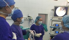 Các bác sĩ tiến hành mổ nội soi cho bệnh nhân