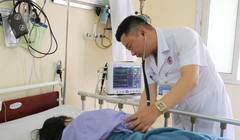 Bác sĩ chăm sóc cho nữ bệnh nhân