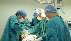 Bác sĩ của Bệnh viện đa khoa tỉnh Hà Tĩnh phẫu thuật cho bệnh nhân