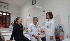 Bác sĩ Hà An chăm sóc cho bệnh nhân tại Viện sức khỏe tâm thần, Bệnh viện Bạch Mai