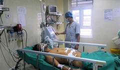 Bác sĩ theo dõi tình hình sức khỏe của bệnh nhân sau mổ