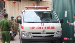 Xe cấp cứu đưa thi thể nạn nhân cuối cùng ra khỏi hiện trường.