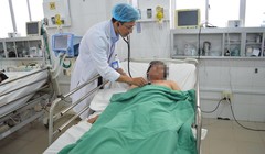 Bác sĩ của Bệnh viện đa khoa Trung ương Cần Thơ chăm sóc cho bệnh nhân T.