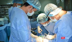 Bác sĩ của Bệnh viện đa khoa Trung ương Cần Thơ phẫu thuật cho một bệnh nhân