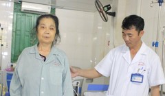 Bác sĩ của Bệnh viện E giúp nữ bệnh nhân tập đi sau khi mổ.