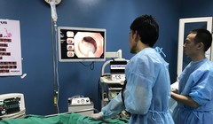 Bác sĩ Bệnh viện K nội soi đại trực tràng cho bệnh nhân