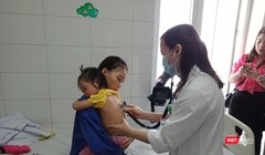 Bác sĩ khám cho trẻ nhỏ mắc sởi